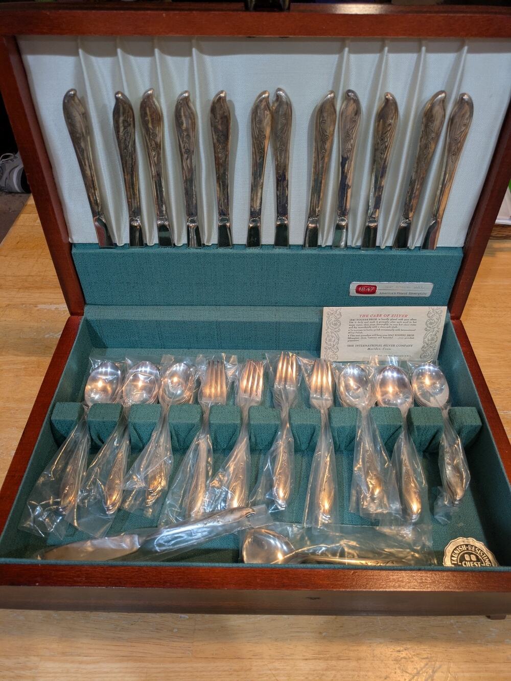 1847 Rogers Bros Springtime IS Silverplate Flatware 50 Pc Set Wood Chest